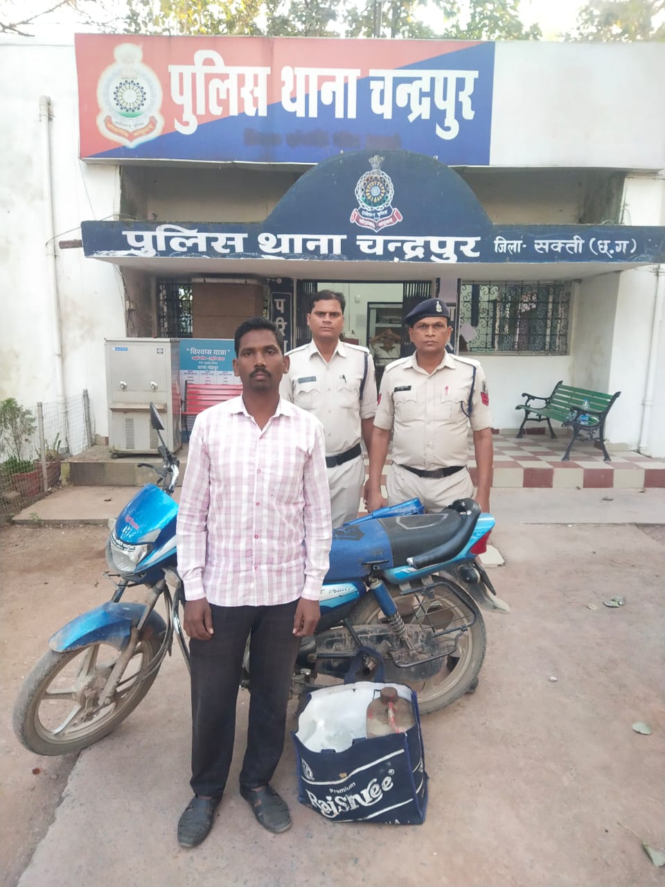 20 लीटर कच्ची महुआ शराब के साथ आरोपी गिरफ्तार