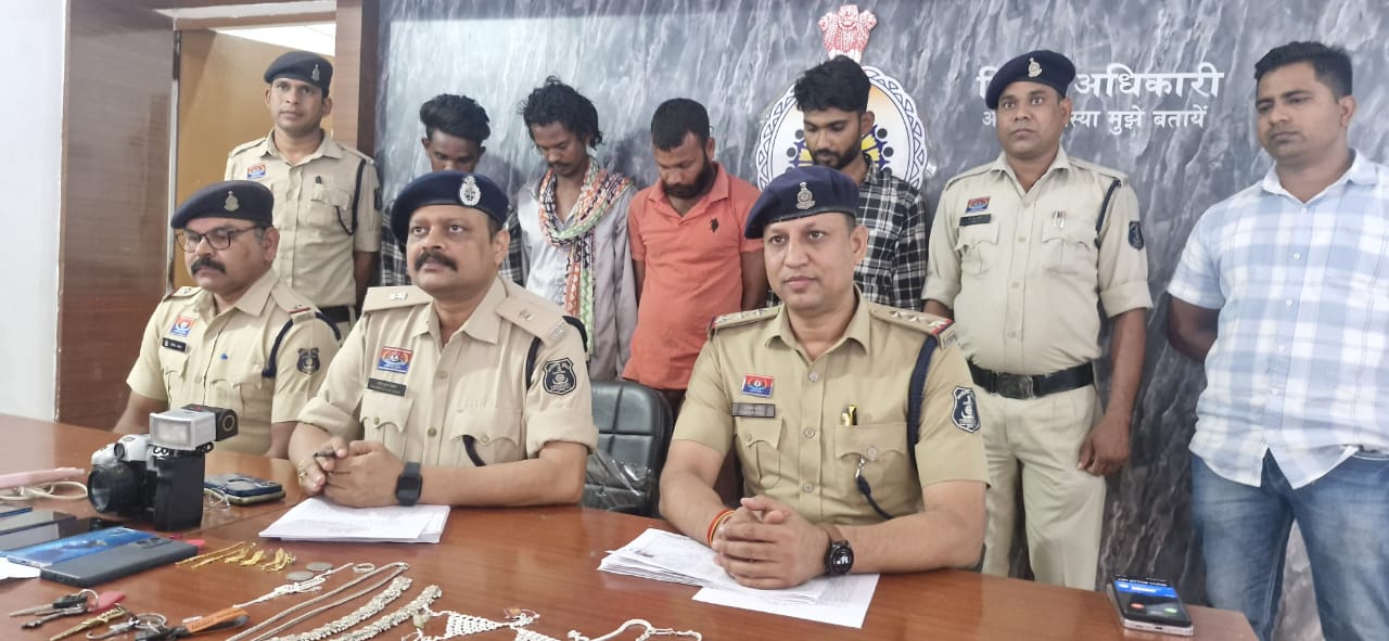 घर व दुकान अंदर घुसकर सोने चांदी के जेवरात सहित अन्य समानों की चोरी करने वालेें 05 आरोपी गिरफ्तार