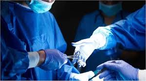 नसबंदी ऑपरेशन में चिकित्सकीय लापरवाही, डॉक्टर ने आधा ऑपरेशन छोड़ कर सिलाई, परिजनों में आक्रोश