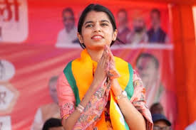अलीनगर में मैथिली ठाकुर ने गाड़ा झंडा, तेजस्वी के कैंडिडेट की निकाली हवा