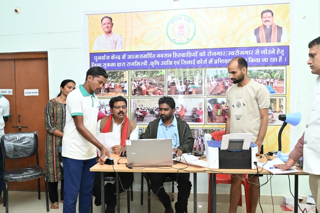 पुनर्वासित युवाओं के साथ उपमुख्यमंत्री ने लगाई चौपाल, खुद बैठकर युवाओं के बनवाये आधारभूत दस्तावेज