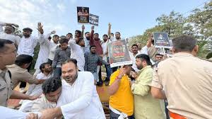 छत्तीसगढ़ में SIR का विरोध : निर्वाचन आयोग कार्यालय घेरने जा रहे कांग्रेसियों को पुलिस ने रोका