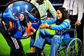 व्‍हीलचेयर पर बैठकर मैदान पर आईं Pratika Rawal, भारतीय टीम के साथ मनाया जीत का जश्‍न