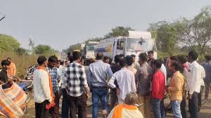 खाद की कमी से भड़के किसानों का जमकर हंगामा, मुख्य मार्ग को किया जाम, आवागमन रहा बाधित