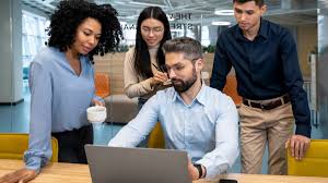 अपने ऑफिस में भूलकर भी शेयर न करें ये 10 बातें, वर्कप्लेस पर आपकी इमेज को पहुंचा सकती हैं नुकसान