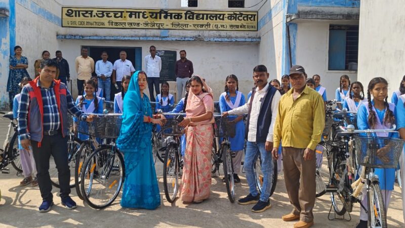 निशुल्क साइकिल पाकर खुश हुई हाई स्कूल कोटेतरा की छात्राएं