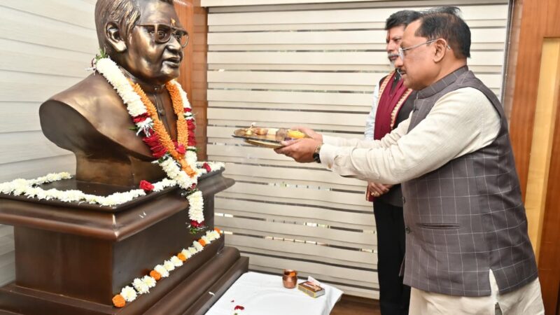 मुख्यमंत्री साय ने भारत रत्न अटल बिहारी वाजपेयी की प्रतिमा पर माल्यार्पण कर दी श्रद्धांजलि