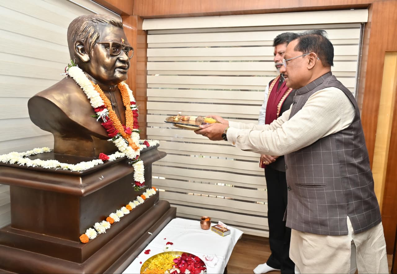 मुख्यमंत्री साय ने भारत रत्न अटल बिहारी वाजपेयी की प्रतिमा पर माल्यार्पण कर दी श्रद्धांजलि