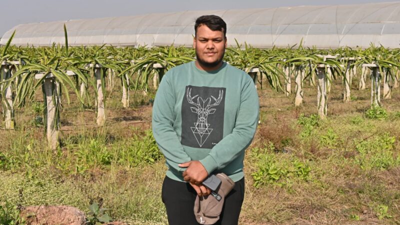 पारंपरिक खेती से आगे बढ़कर ड्रेगन फ्रूट की राह पर साहिल