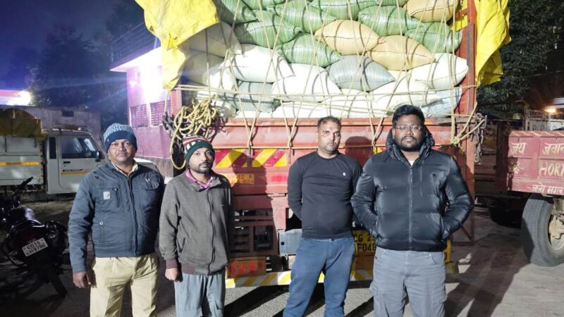 बलरामपुर जिला प्रशासन की सतर्कता से 400 बोरी अवैध धान से भरा ट्रक जब्त