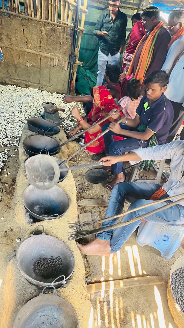 धान से आगे सोच : मखाना खेती से बदलेगी धमतरी की ग्रामीण महिलाओं की आर्थिक तस्वीर