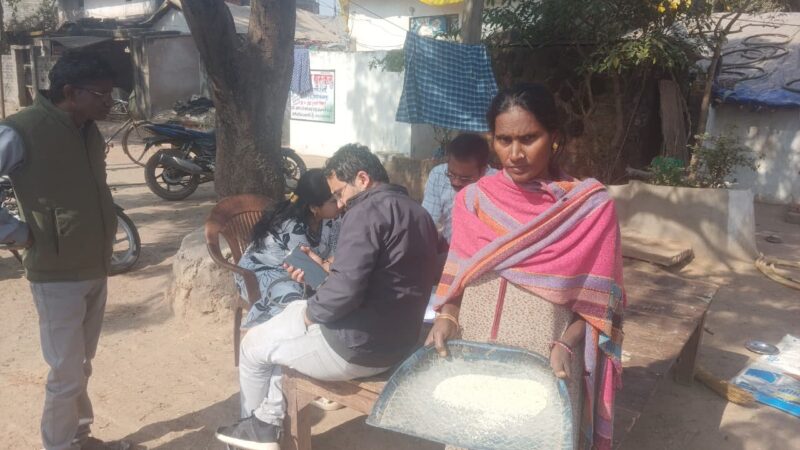 शासकीय उचित मूल्य दुकानों से सड़ा हुआ चावल वितरण किए जाने की जांच करने पहुंचे तहसीलदार ने शिकायत को सही पाया