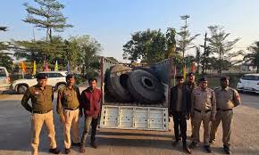 चोरी के टायरों की बड़ी खेप बरामद, दो आरोपी गिरफ्तार, 80 हजार का माल जब्त