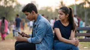 जिसे आप ‘इंट्रोवर्ट’ समझ रहे हैं, कहीं वो Emotionally Unavailable तो नहीं? 5 संकेतों से करें पहचान