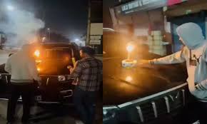 BMO ने NH- 43 पर कार खड़ी कर मनाया जन्मदिन, दोस्तों ने सड़क पर ही की जमकर आतिशबाजी