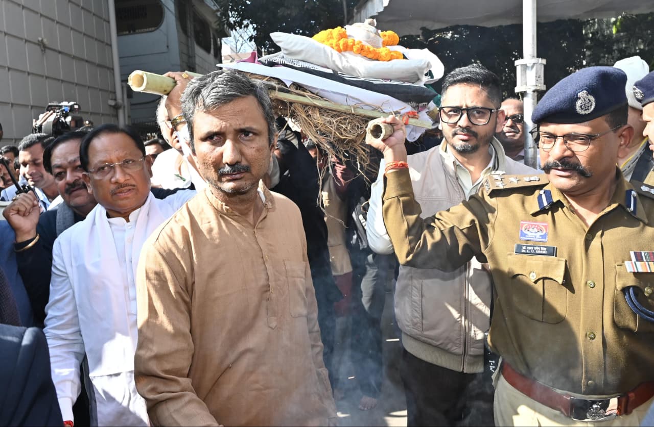 ज्ञानपीठ सम्मानित साहित्यकार विनोद कुमार शुक्ल को मुख्यमंत्री विष्णु देव साय ने दी भावभीनी अंतिम श्रद्धांजलि