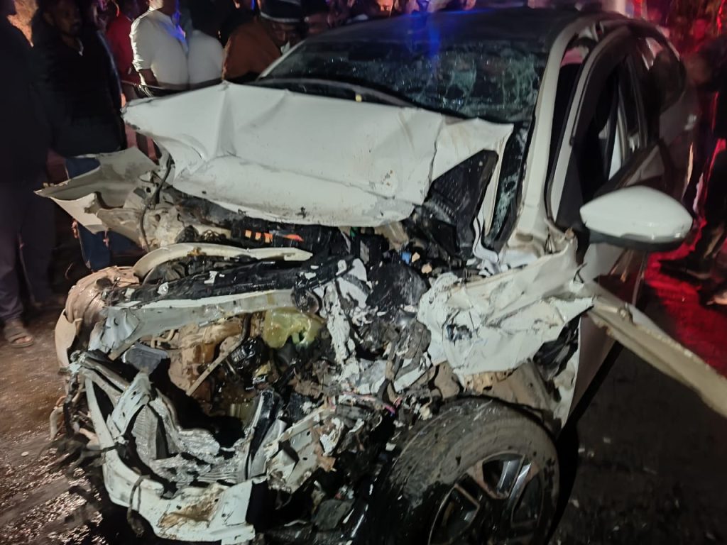 ट्रक और कार के बीच जोरदार टक्कर, कांग्रेस नेता समेत 2 की मौत…