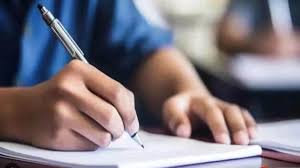 पति-पत्नी ने साथ बैठकर दी परीक्षा, फेल पटवारी को दिखा दिया पास