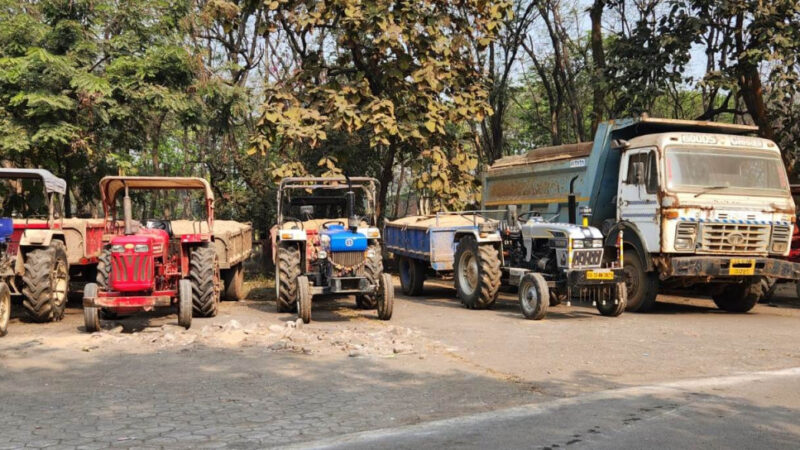 अवैध रेत परिवहन के मामले में 9 ट्रैक्टर जब्त