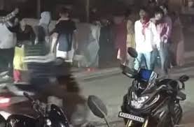 सैंडविच ग्राहक की हरकत से उपजा बड़ा विवाद, सड़क में जमकर मारपीट