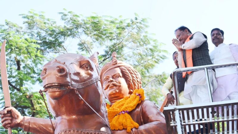 मुख्यमंत्री विष्णुदेव साय ने जयस्तंभ चौक में किया शहीद वीर नारायण सिंह के त्याग और संघर्ष का स्मरण