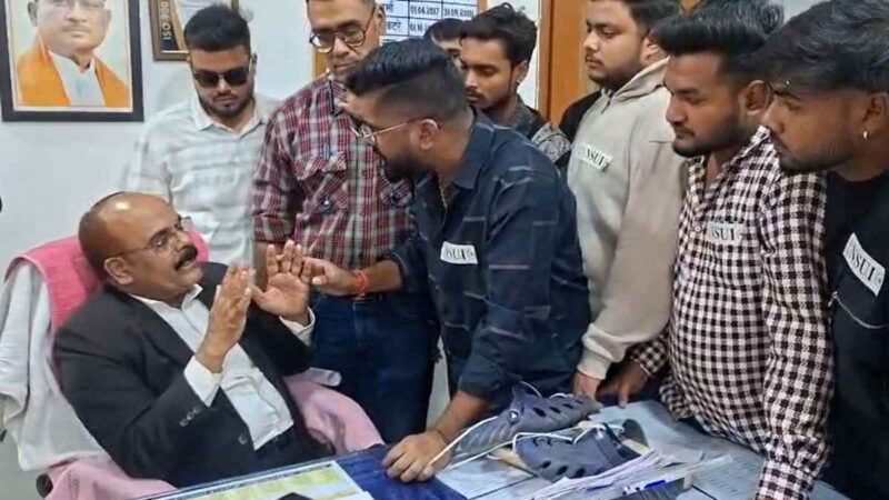 कल्याण कॉलेज में NSUI का हंगामा, महिला सफाई कर्मियों के साथ अभद्र व्यवहार का आरोप