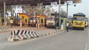 टोल प्लाजा संचालक की नहीं थम रही मनमानी : अब ओवरलोडिंग के नाम पर अवैध वसूली, ट्रांसपोर्टरों ने किया हंगामा