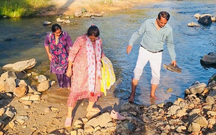 नदी-नाला पार कर पैदल पहुंची स्वास्थ्य विभाग की टीम