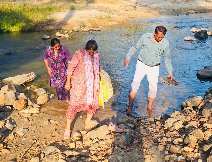 नदी-नाला पार कर पैदल पहुंची स्वास्थ्य विभाग की टीम