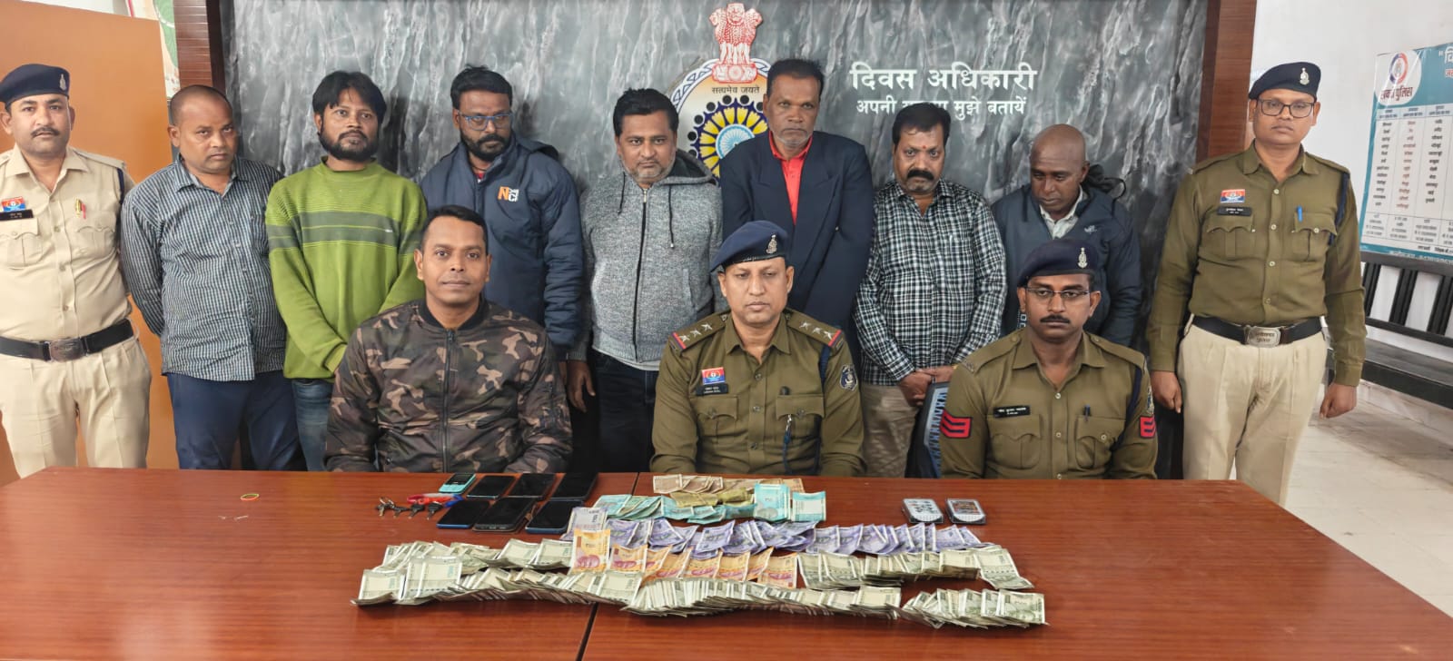 सक्ती पुलिस की कार्यवाही देवरी डेम के पास जुआ खेलते 07 जुआड़ियान पकड़े गये