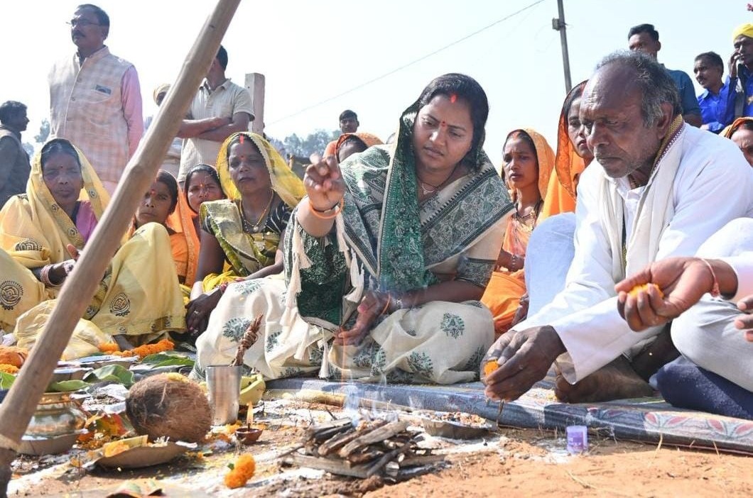 मंत्री लक्ष्मी राजवाड़े ने दो सड़क निर्माण कार्यों का किया भूमिपूजन
