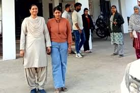 रायपुर में महिला फायनेंसकर्मी का करतूत पकड़ा गया. घर में घुसकर पहले युवक ने किया ये कांड