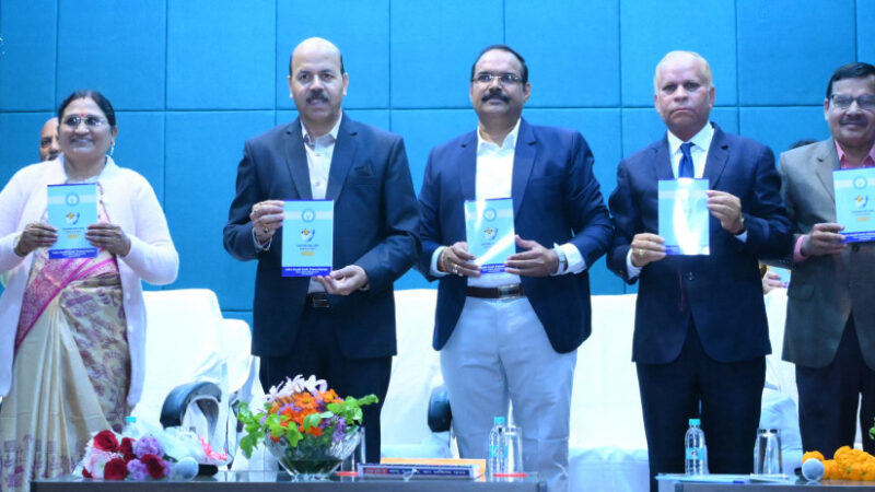 कृषि महाविद्यालय, रायपुर में नव वर्ष मिलन समारोह आयोजित : सह सेवानिवृत्त वैज्ञानिकों, प्राध्यापकों का सम्मान भी किया गया