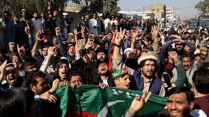 पाकिस्तान में गहराया आर्थिक संकट, लोग कमाई का दो-तिहाई हिस्सा खाने और बिजली पर कर रहे खर्च