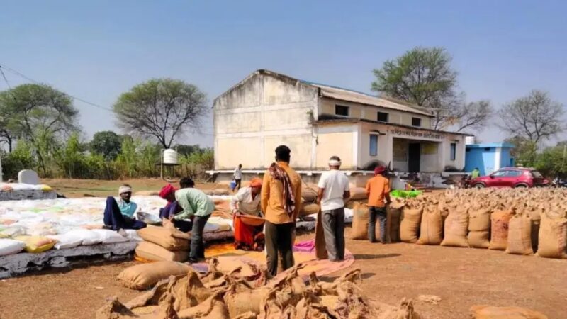 लिबरा में किसानों ने तहसीलदार को घेरा