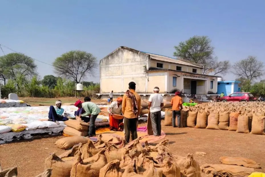 लिबरा में किसानों ने तहसीलदार को घेरा