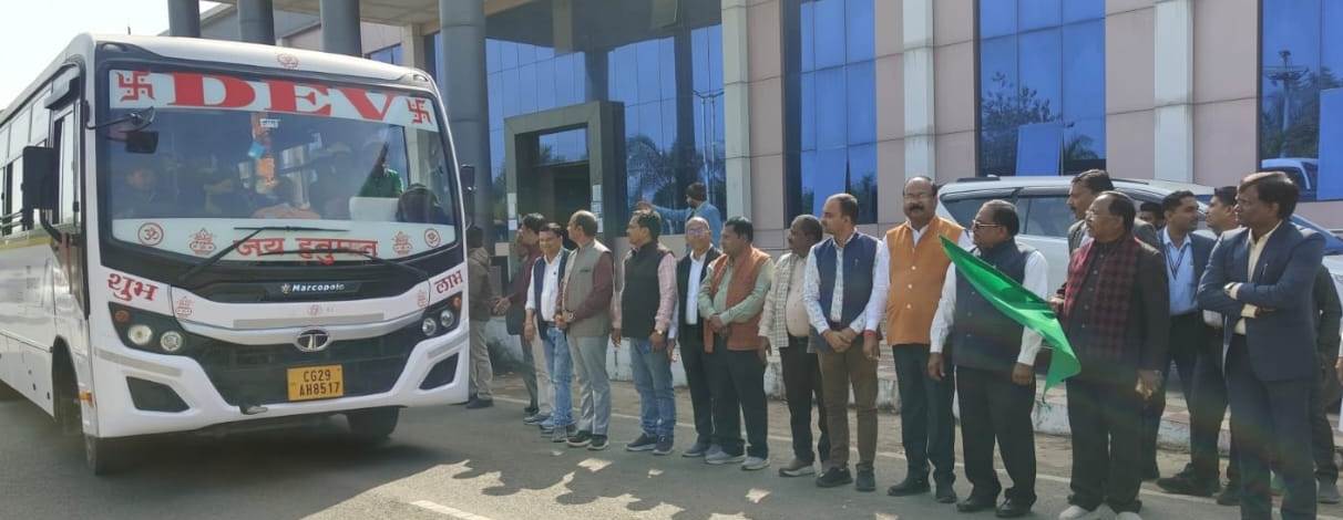 मंत्री रामविचार नेताम ने विद्यार्थियों की शैक्षणिक भ्रमण बस को हरी झंडी दिखाकर किया रवाना