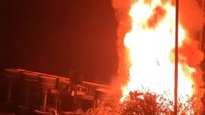 बिजली खंभे से टकराई ट्रेलर गाड़ी, जलकर खाक