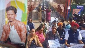 सेंट्रल जेल में कैदी ने लगाई फांसी, धरने पर बैठे परिजन, जेल प्रशासन पर प्रताड़ना का लगाया आरोप