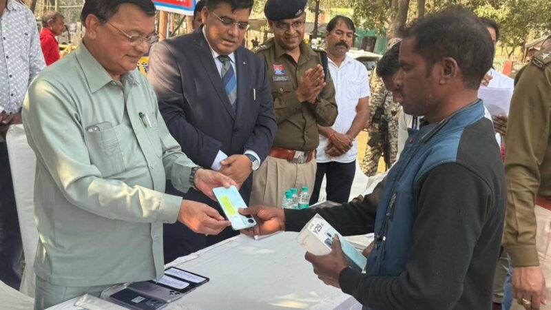 नव वर्ष के पहले दिन खिले 100 नागरिकों के चेहरे, लंबे समय से गुम हो चुके मोबाईल लौटाए