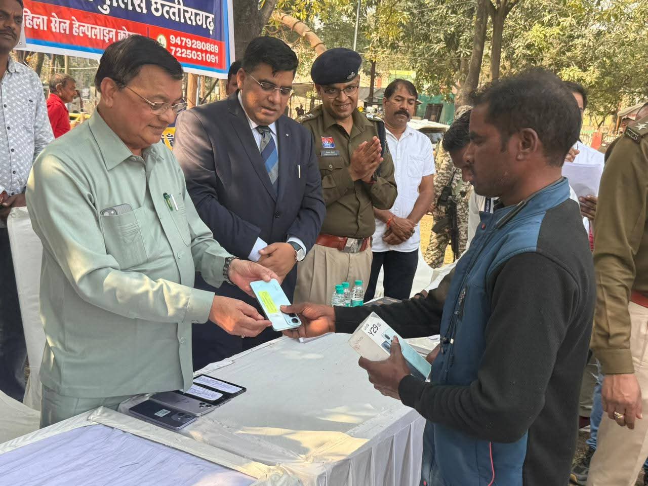 नव वर्ष के पहले दिन खिले 100 नागरिकों के चेहरे, लंबे समय से गुम हो चुके मोबाईल लौटाए