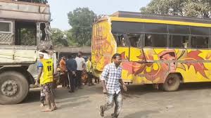 यात्रियों से भरी बस को ट्रक ने मारी टक्कर, 2 बाइक भी आई चपेट में, 4 की हालत गंभीर…