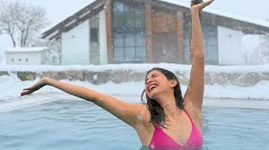 40 साल की एक्ट्रेस पर चढ़ा हॉटनेस का खुमार, किलर लुक से सर्दी में कराया गर्मी का एहसास