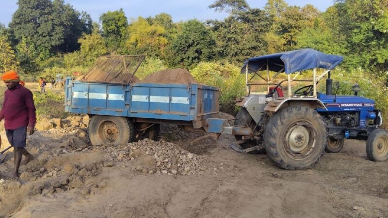 वन विभाग की त्वरित कार्रवाई : रेत के अवैध उत्खनन में संलिप्त 5 ट्रैक्टर जब्त