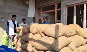 धान खरीदी में लापरवाही पर कलेक्टर का बड़ा एक्शन, 5 समिति कर्मचारी नपें, 3 सस्पेंड, 2 का वित्तीय प्रभार खत्म