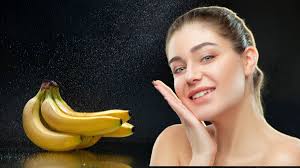 घरेलू नुस्खों से पाएं चमकदार त्वचा: केले के फेस मास्क के फायदे